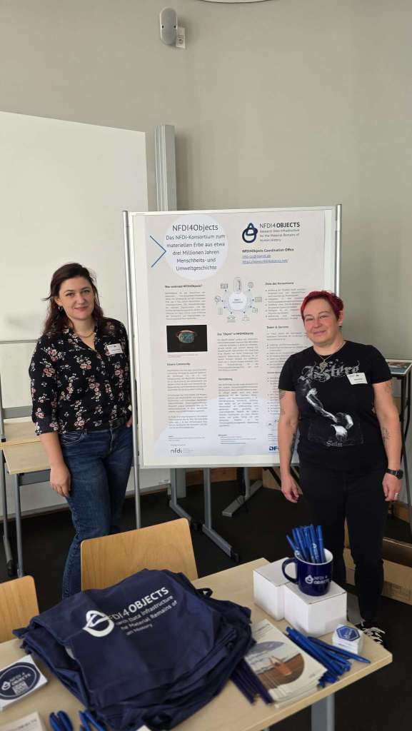 Kristina und Anja am N4O-Poster