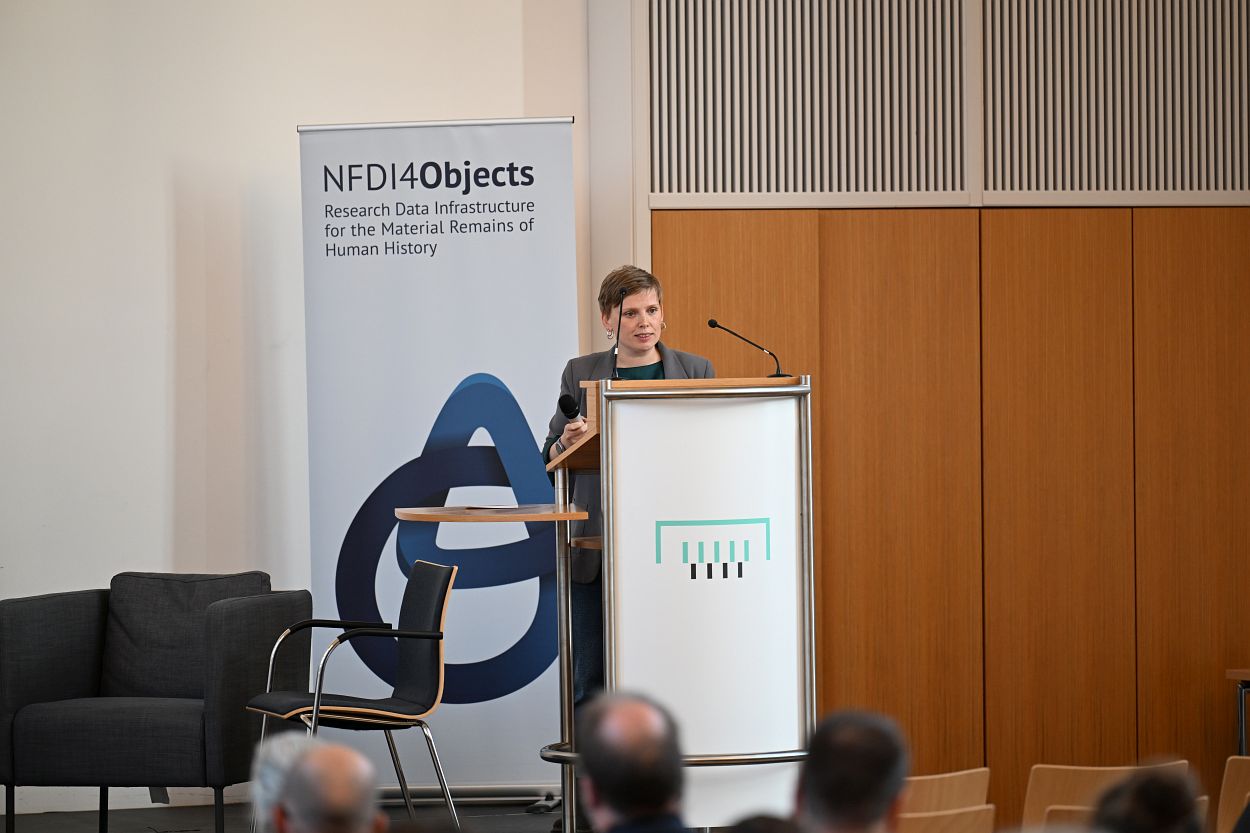 Christin Keller, Geschäftsführung von NFDI4Objects leitet die General Assembly © Fliegender Fotograf 02.10.2025
