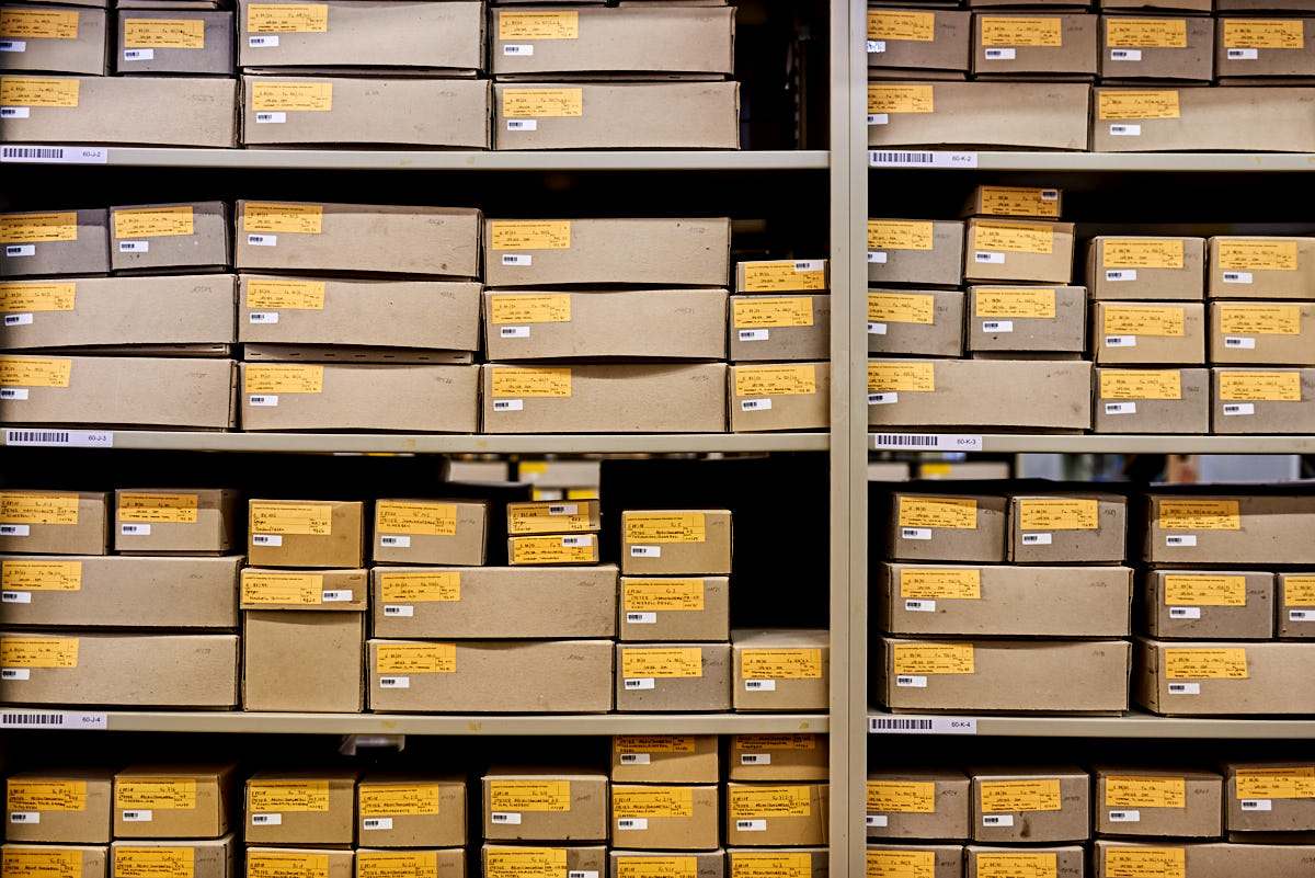 Gestapelte Fundkisten.