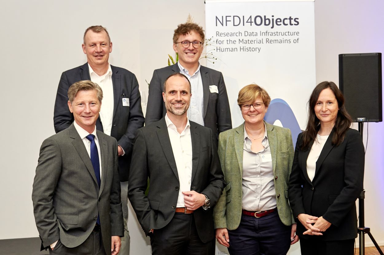 Kai-Christian Bruhn (stellvertretender Sprecher NFDI4Objects), Philipp von Rummel (Sprecher NFDI4Objects), Torsten Fischer (Administrativer Direktor LEIZA), Clemens Hoch (Minister für Wissenschaft und Gesundheit, RLP), Barbara Ebert (GFBio e.V.), Alexandra Busch (Generaldirektorin LEIZA) während der Abendveranstaltung