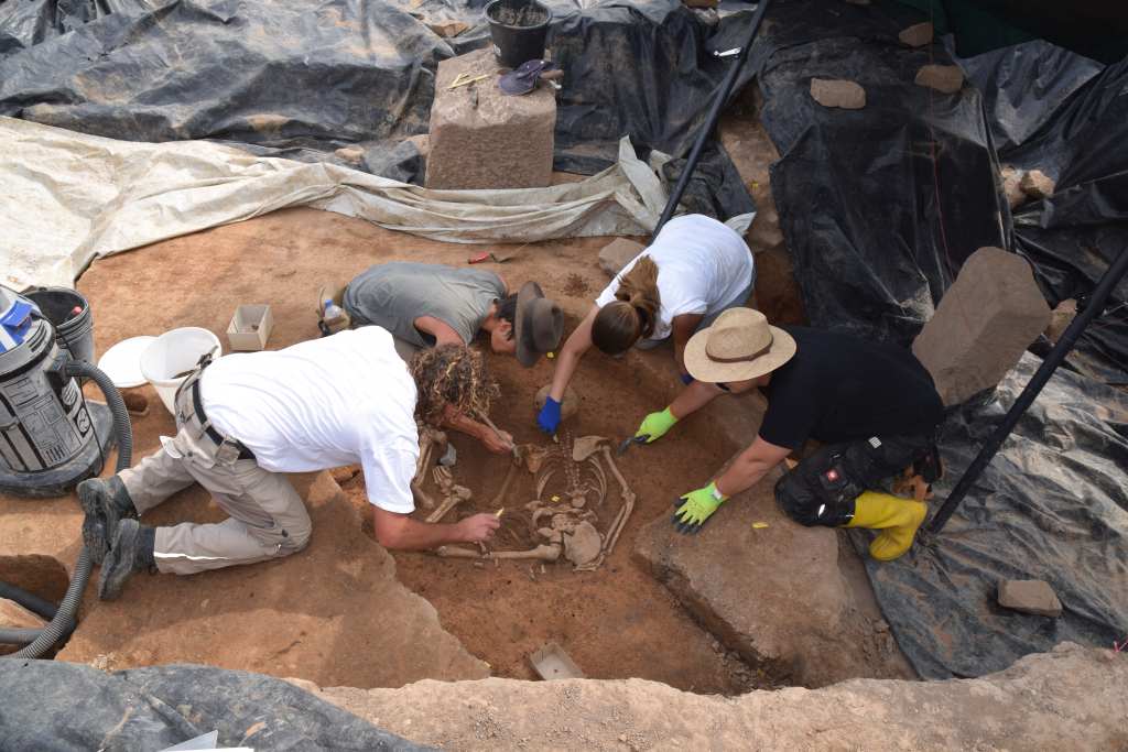 Grabungsmitarbeitende bei der Freilegung eines Befunds.