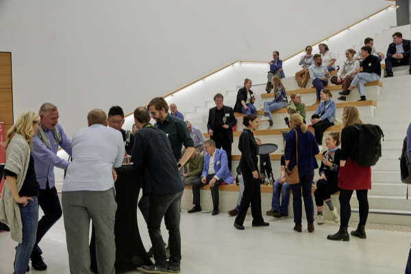 Menschebgruppe auf Treppe