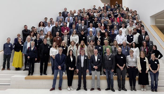 Teilnehmende auf dem 2nd NFDI4Objects Community Meeting im Leibniz-Zentrum für Archäologie in Mainz im September 2024. Aufnahme einer Gruppe von über 150 Personen auf der Treppe des Foyers des Leibniz-Zentrums für Archäologie in Mainz. Abgebildet sind Teilnehmende des 2nd NFDI4Objects Community Meetings.