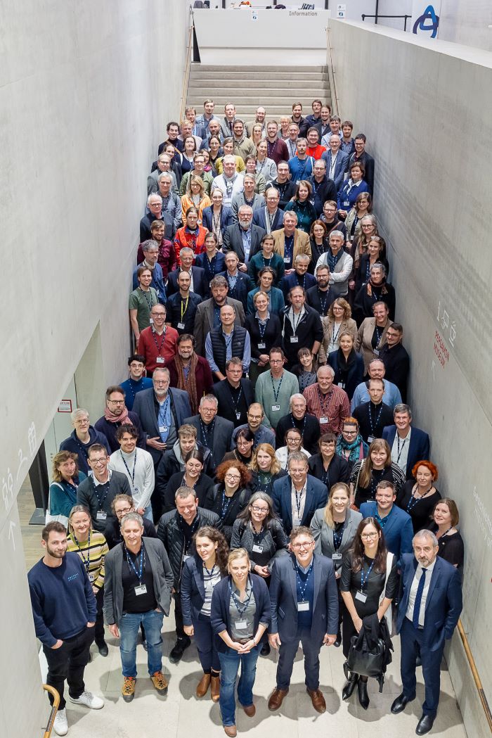 1st NFDI4Objects Community-Meeting 2023, James-Simon-Galerie in Berlin. Gruppenbild mit NFDI4Objects-Beteiligten auf dem 1st NFDI4Objects Community Meeting in Berlin, 2023.