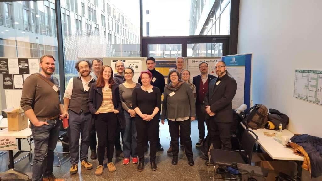 Gruppenfoto: Ein Teil der anwesenden Mitarbeitenden der geisteswissenschaftlichen NFDI-Konsortien, Foto: Alexander Winkler